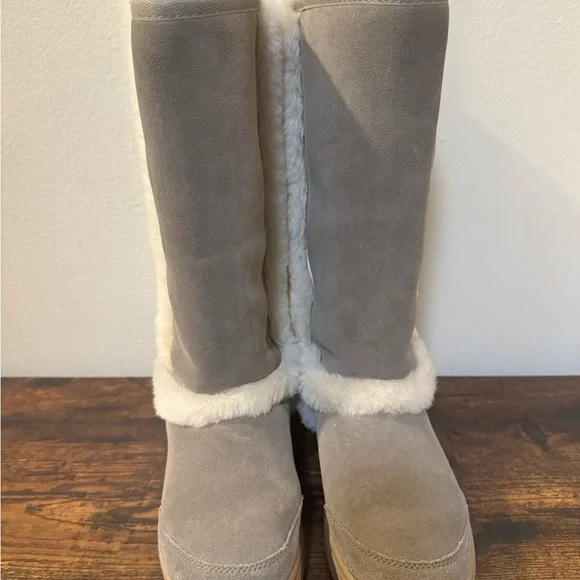 UGG boots. Due to dying techniques, color range between greenish and gray - Picture 4 of 8